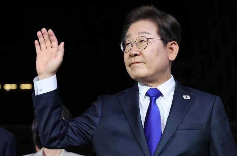 李在明确定不出席中国阅兵了？中方接到一通电话，我外长打开天窗说亮话，对外释放信息量大
