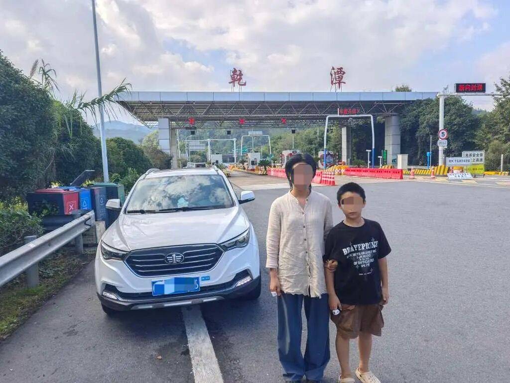 小男孩独自在高速上奔跑，过往车辆纷避让，家长下车方便时娃丢了