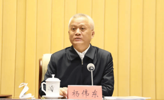 因工作变动，杨伟东辞去内蒙古自治区政协副主席职务